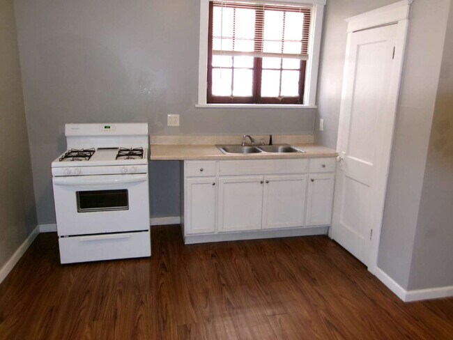 Building Photo - ** MOVE IN SPECIAL** Charming 1-Bedroom Apartment in South St. Louis