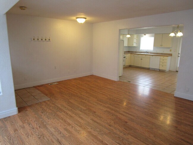 Building Photo - 604 NE Lookout Ave