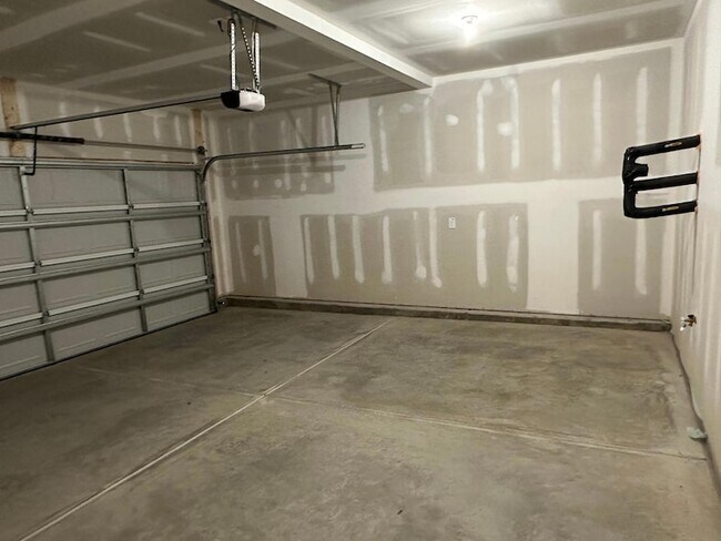 Building Photo - 1007 Blissful Waters St