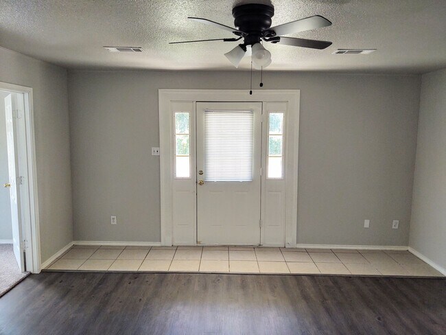 Building Photo - Completely refurbished home walking distan...
