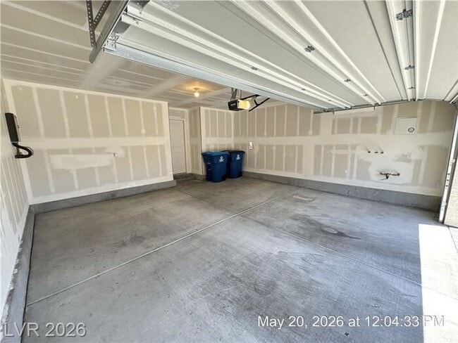 Building Photo - Beautiful Townhome with Quartz Counters & Private Setting in Southwest Las Vegas