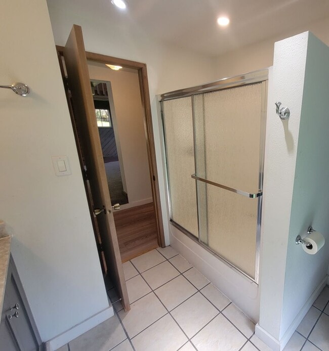 Building Photo - 3 bed, 1 bath home by Sacheen Lake