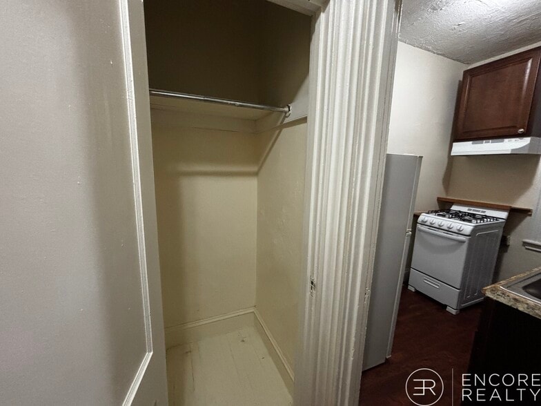 Building Photo - 376 Riverway