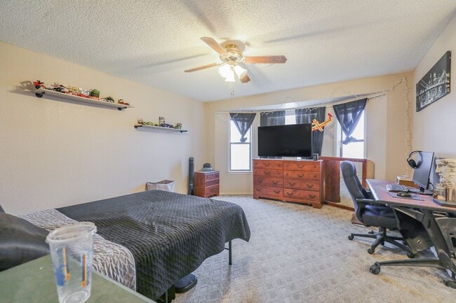 Building Photo - 3 Bedroom 2 Bath Home