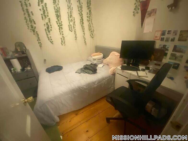 Building Photo - 44 Delle Ave