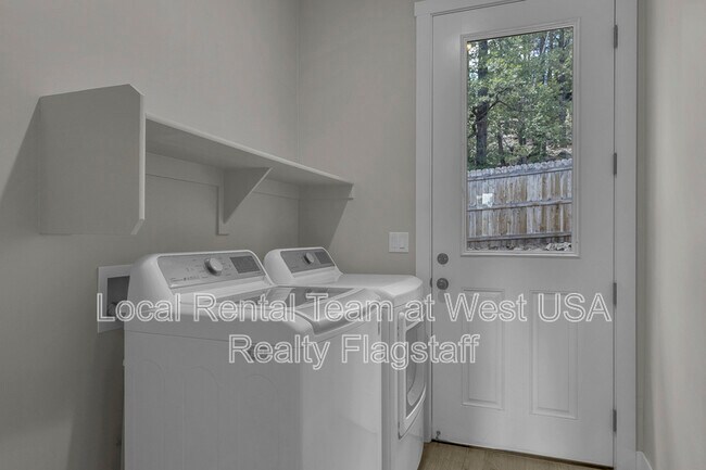 Building Photo - 781 N Forest View Dr