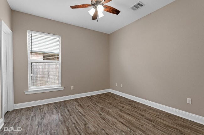Building Photo - 3 Bedroom 2 Bath in Cypress Bend