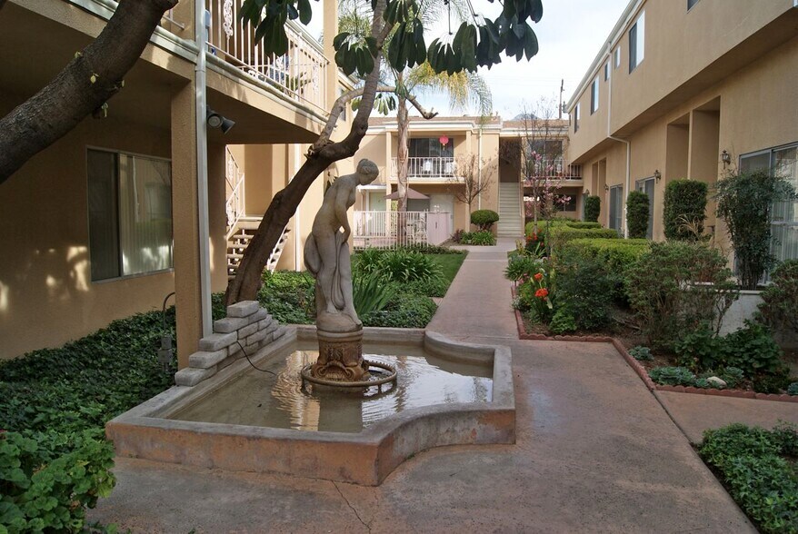 Building Photo - 821 Arcadia Ave