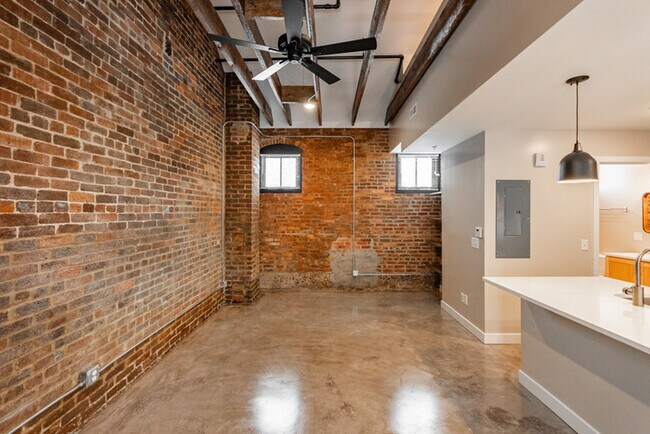 Building Photo - 235 Old South High St