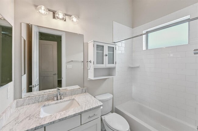 Building Photo - 5815 E Post Oak Ln