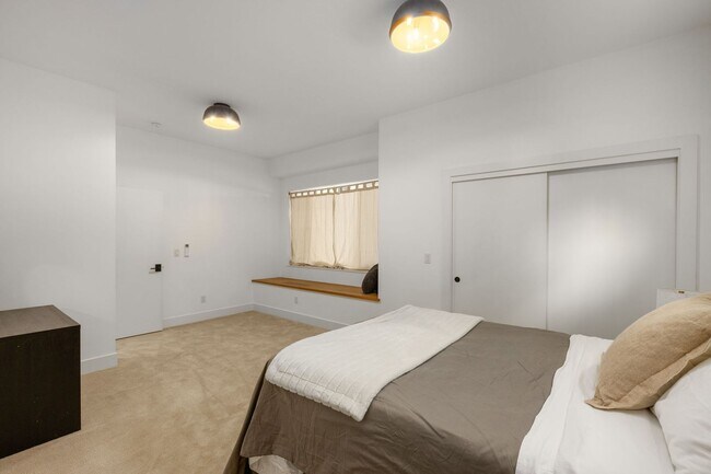 Building Photo - Stunning remodeled apartment with large walk-out patio