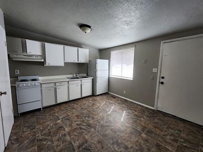 Building Photo - Weg3650 (4Plex)