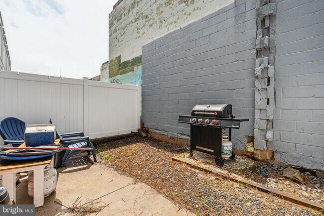 Building Photo - 1336 N Howard St
