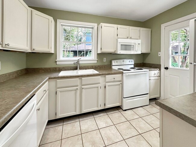 Building Photo - Fabulous Cape Cod in the West End!!  *MOVE...