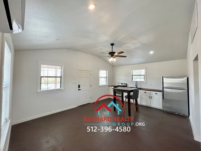 Building Photo - Country Living At It's Finest!