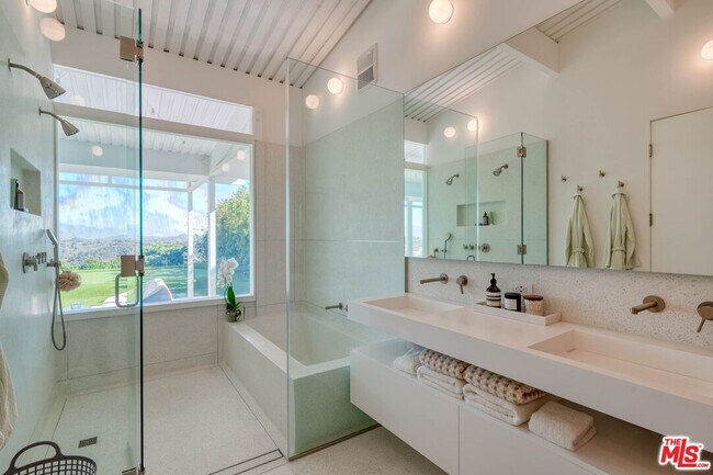 Building Photo - 2262 Stradella Rd