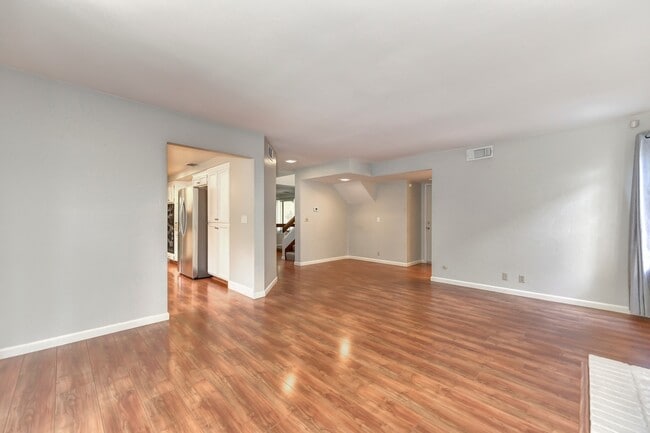 Building Photo - STUNNING 4BD / 2.5BTH SINGLE FAMILY RIGHT ...