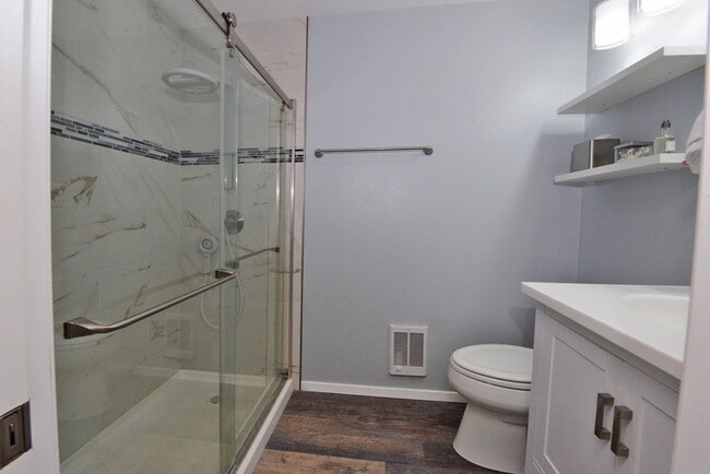 Building Photo - Convenient East Side Condo