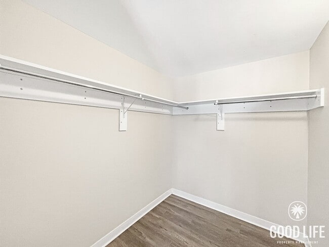 Building Photo - Charming 2BD/1BA Condo in Downtown W/ A/C, W/D, Community Pool, Spa, & Gym!