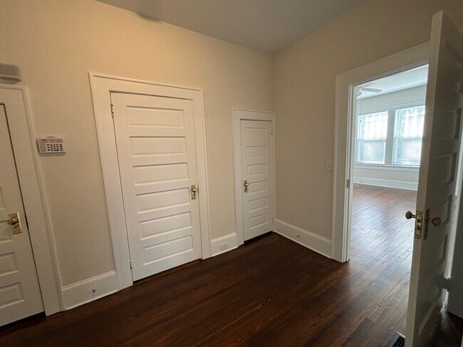 Building Photo - 2 Bedroom, 1.5 Baths Charming Bungalow located near Plaza Midwood