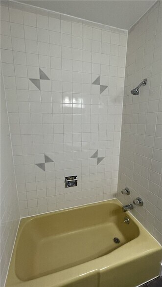 Building Photo - 424 W 7th Ave