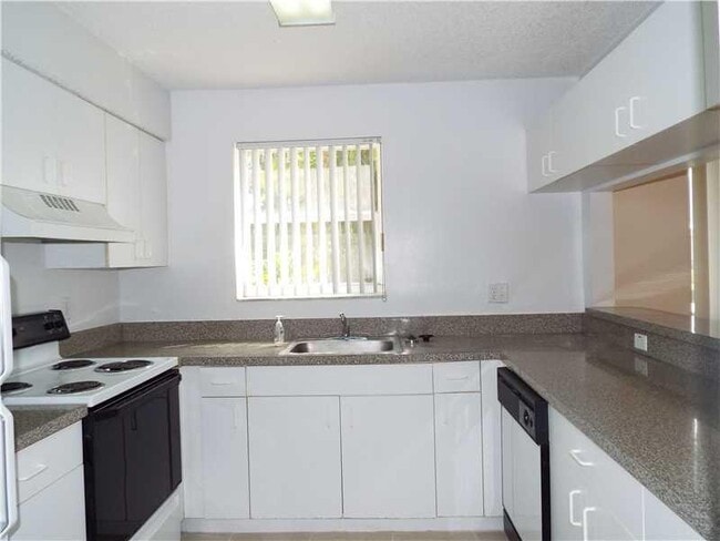 Building Photo - 741 N Pine Island Rd