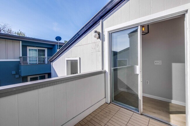 Building Photo - Remodeled 2 Bed 2 Bath Modern Condo with Bonus Loft Area