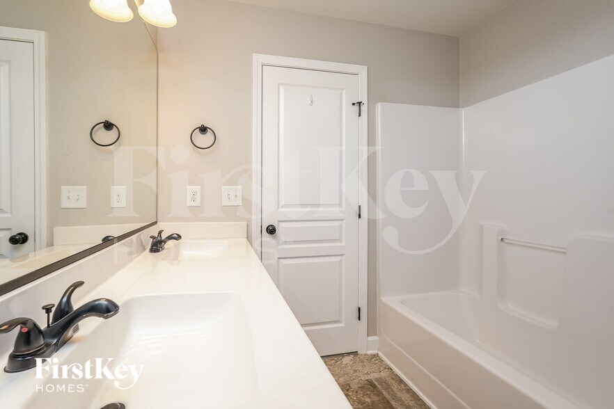 Building Photo - 264 Water Mill Rd