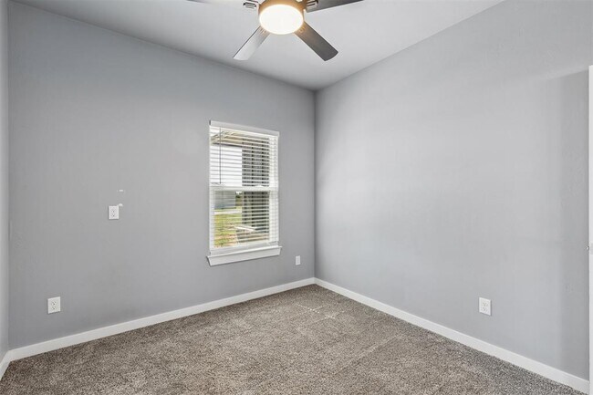 Building Photo - 4930 Meadow Dr