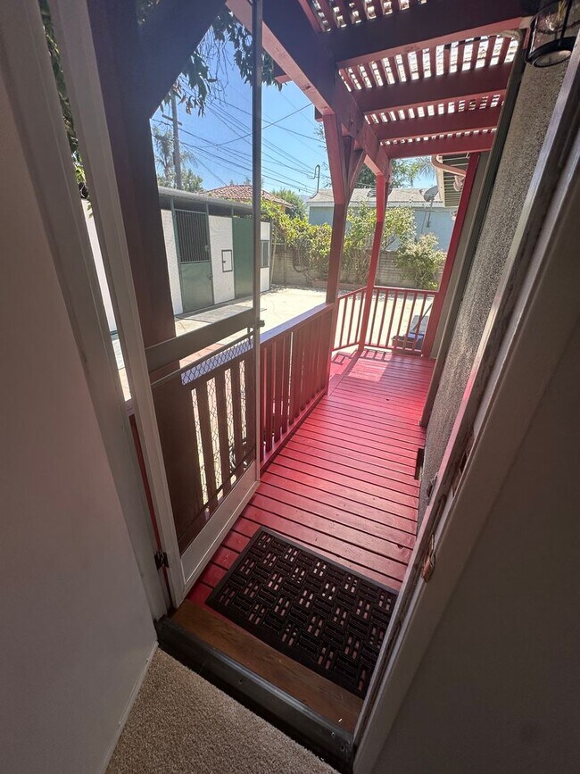 Building Photo - **Charming 3-Bedroom Home in Burbank Rancho**