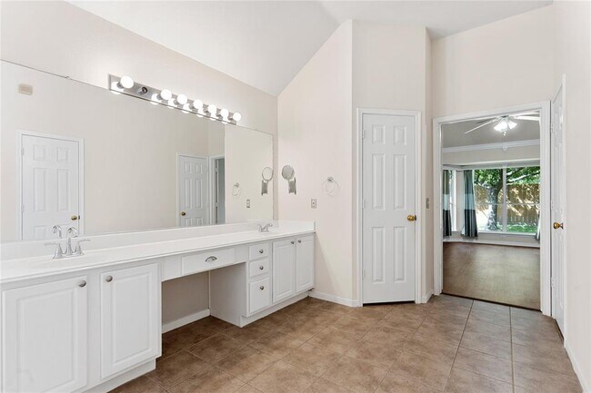 Building Photo - 10115 Willow Crossing Dr