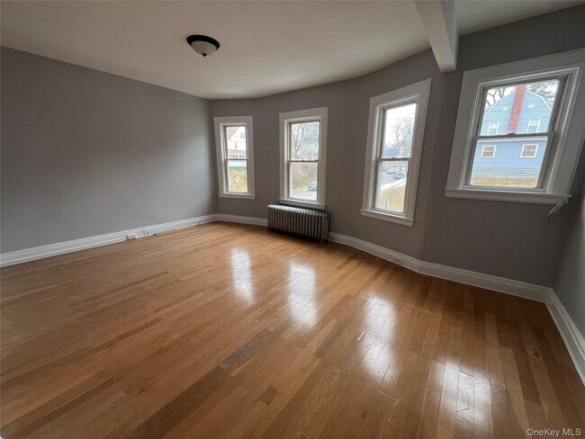 Building Photo - 400 Dyckman St