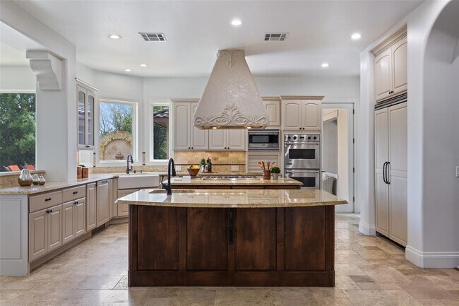 Building Photo - 4805 Mirador Dr