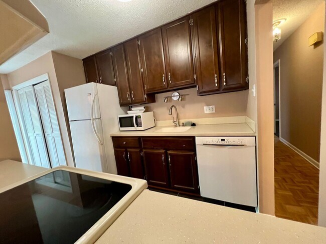 Building Photo - 805 Castalia Dr