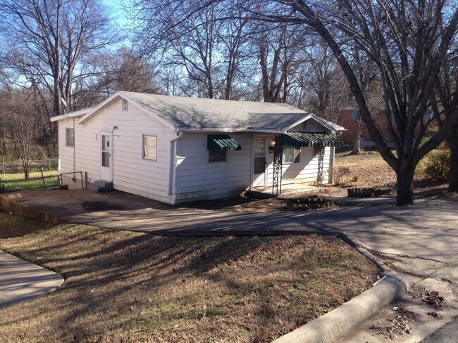 Building Photo - 3 Bedroom and 2 Bathroom home.