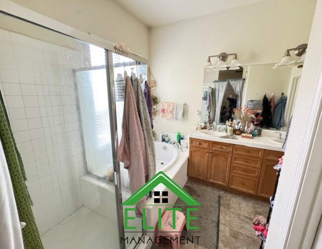 Building Photo - **A beautifully maintained single-family h...