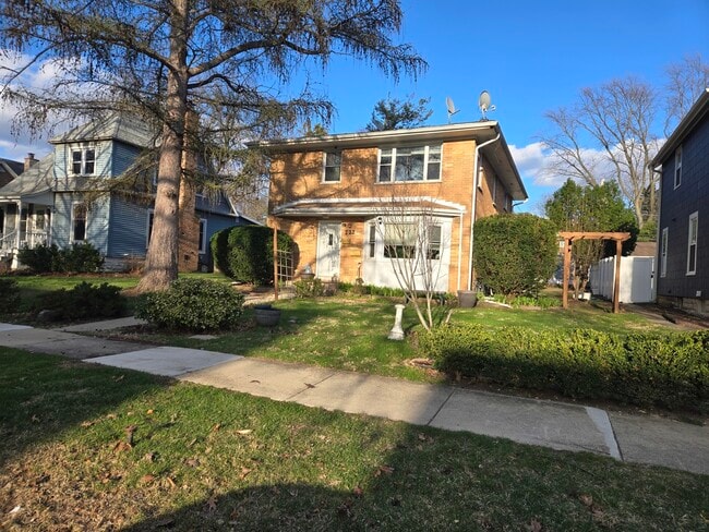 Building Photo - 722 N Center St