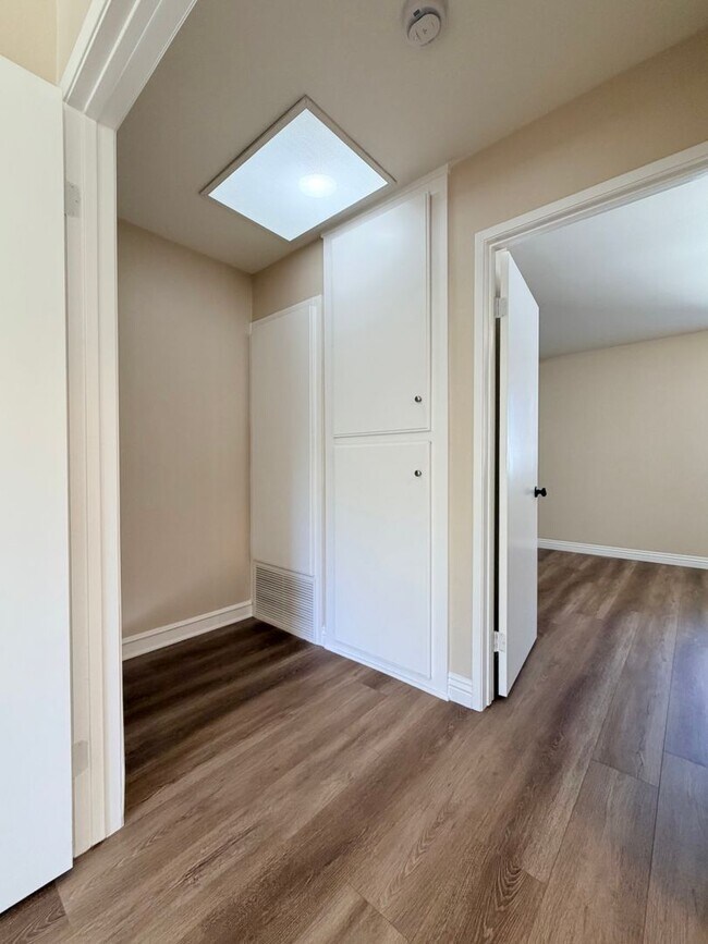 Building Photo - Beautiful End-Unit Townhome 2 bedroom and 1.5 bath