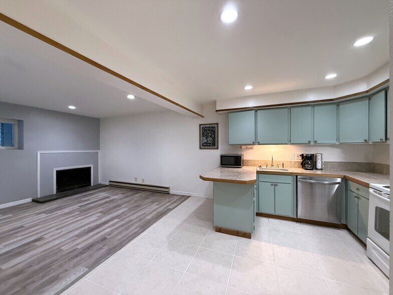 Building Photo - 9366 Fall River Rd