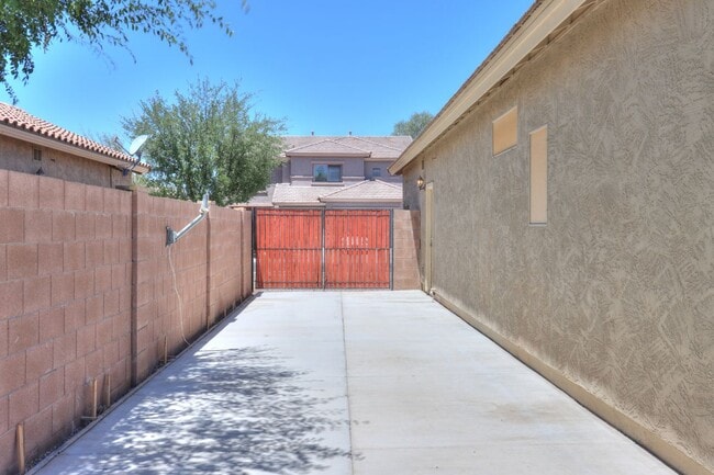 Building Photo - 22121 Greenland Park Dr