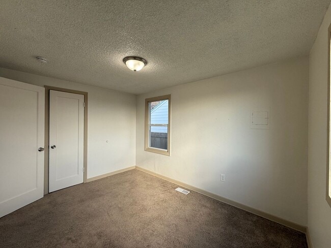 Building Photo - Charming 4 Bed, 2 Bath w/ Garage!