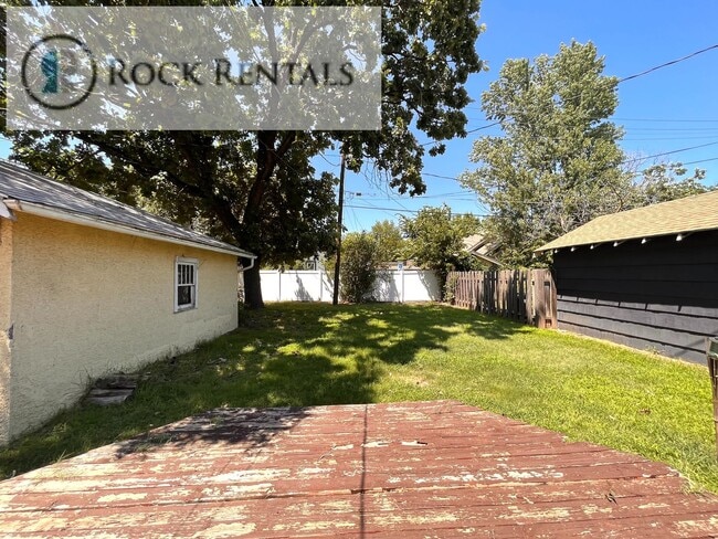Building Photo - 2 Bed 1 Bath with Hardwood floors