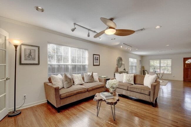 Building Photo - 1909 Winsted Ln