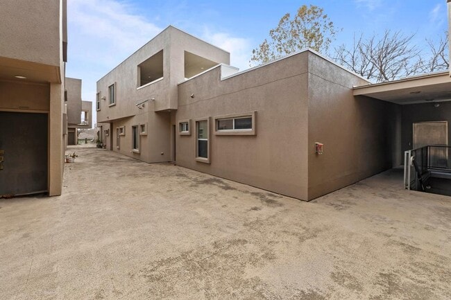 Building Photo - 503 Swanee Dr
