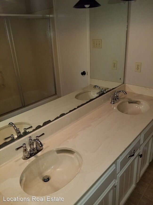 Building Photo - 2 br, 1.5 bath House - 413-B Longwood Court
