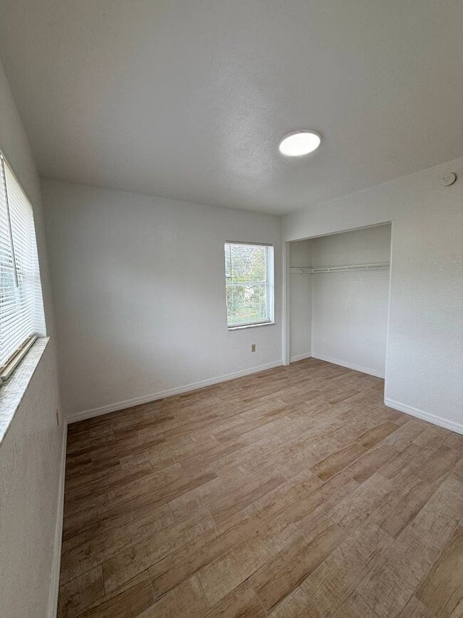 Building Photo - Easy Living Starts Here: 3BR Lakeland Rental