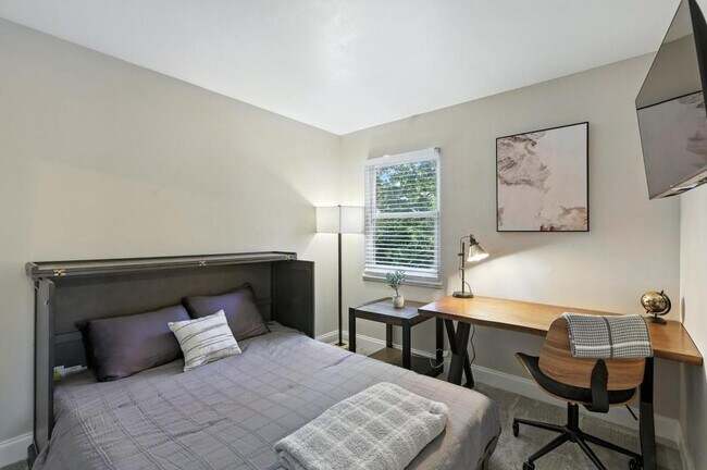 Building Photo - 2621 Wingate Ct