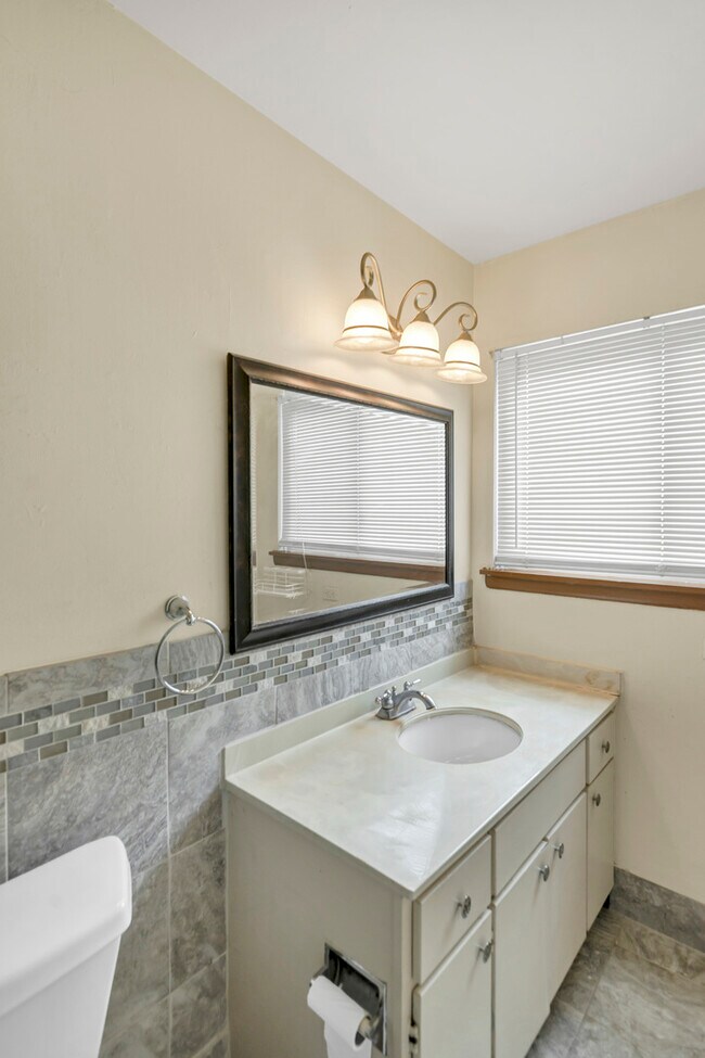 Building Photo - 1705 Robin Cir