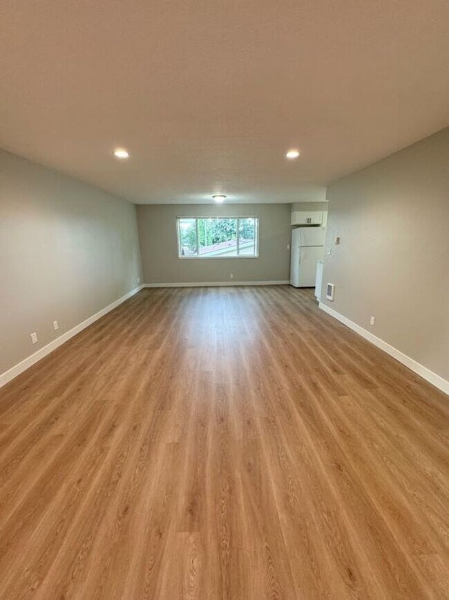 Building Photo - Completely Renovated 2 Bed, 1 Bath Oversized Apartment