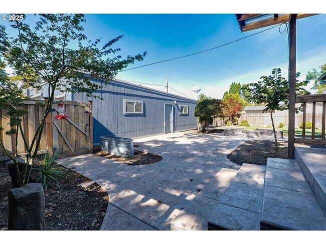 Building Photo - Rare Single Family Home  W/ 2 car garage